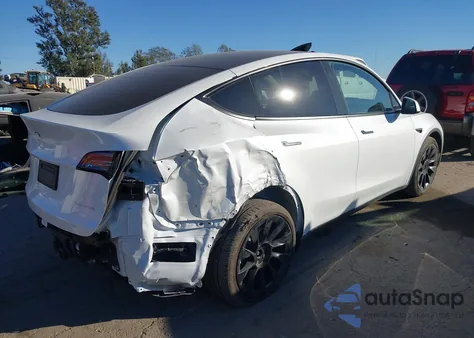 2024 Tesla Model Y Long Range Dual Motor All-Wheel Drive z USA, uszkodzony, nr VIN 7SAYGAEE1RF088907